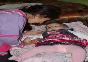 Bebek kör, aile perişan oldu